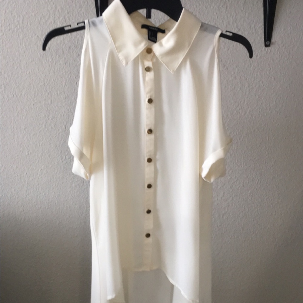 Peep shoulder low-high button down